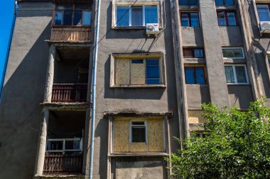 Kharkiv, Ukrayna, 6 Temmuz 2025 Rus Şaban İHA saldırısından zarar gören bir bina. Siviller Ukrayna ile savaşın başlıca kurbanları ve Harkiv kentinde bomba tehditleri devam ediyor..