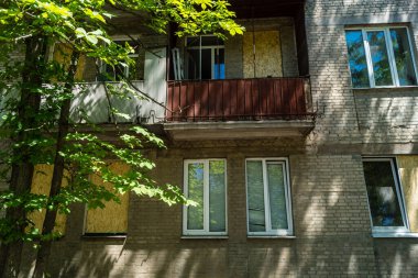 Kharkiv, Ukrayna, 6 Temmuz 2025 Rus Şaban İHA saldırısından zarar gören bir bina. Siviller Ukrayna ile savaşın başlıca kurbanları ve Harkiv kentinde bomba tehditleri devam ediyor..