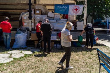 Kharkiv, Ukrayna, 6 Temmuz 2025 'te evleri hasar gören vatandaşlar yardım paketleri aldılar. Siviller, Rus saldırılarının başlıca hedefleridir ve psikolojik ve maddi desteğe ihtiyaç duyarlar..