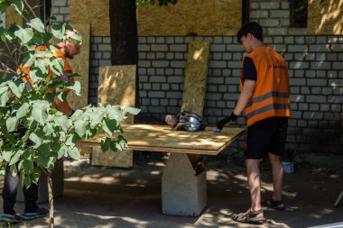 Kharkiv, Ukrayna, 6 Temmuz 2025 Teknik Servisler, Kharkiv 'deki hasarlı bir binaya müdahale ediyor. Hasar büyük, birkaç daire de hasar görmüş..