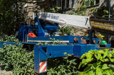 Kharkiv, Ukrayna, 6 Temmuz 2025 Teknik Servisler, Kharkiv 'deki hasarlı bir binaya müdahale ediyor. Hasar büyük, birkaç daire de hasar görmüş..