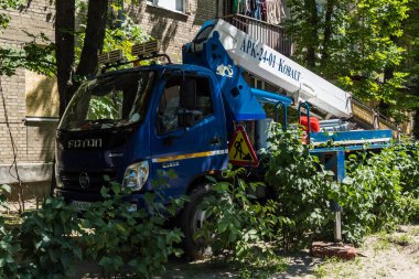 Kharkiv, Ukrayna, 6 Temmuz 2025 Teknik Servisler, Kharkiv 'deki hasarlı bir binaya müdahale ediyor. Hasar büyük, birkaç daire de hasar görmüş..