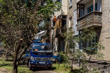 Kharkiv, Ukrayna, 6 Temmuz 2025 Teknik Servisler, Kharkiv 'deki hasarlı bir binaya müdahale ediyor. Hasar büyük, birkaç daire de hasar görmüş..