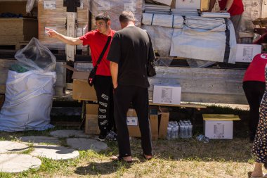 Kharkiv, Ukrayna, 6 Temmuz 2025 'te evleri hasar gören vatandaşlar yardım paketleri aldılar. Siviller, Rus saldırılarının başlıca hedefleridir ve psikolojik ve maddi desteğe ihtiyaç duyarlar..