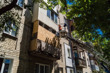 Kharkiv, Ukrayna, 6 Temmuz 2025 Rus Şaban İHA saldırısından zarar gören bir bina. Siviller Ukrayna ile savaşın başlıca kurbanları ve Harkiv kentinde bomba tehditleri devam ediyor..