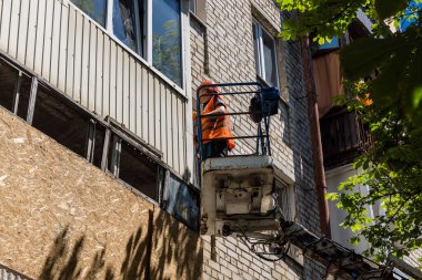 Kharkiv, Ukrayna, 6 Temmuz 2025 Teknik Servisler, Kharkiv 'deki hasarlı bir binaya müdahale ediyor. Hasar büyük, birkaç daire de hasar görmüş..