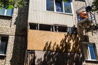 Kharkiv, Ukrayna, 6 Temmuz 2025 Teknik Servisler, Kharkiv 'deki hasarlı bir binaya müdahale ediyor. Hasar büyük, birkaç daire de hasar görmüş..