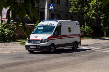 Kharkiv, Ukrayna, 6 Temmuz 2025. Ambulans, Rus saldırısının gerçekleştiği yere park edilmiştir. İHA ve füze kullanan büyük bir Rus saldırısı doğudaki Harkiv şehrini vurdu..