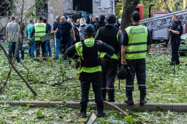 Kharkiv, Ukrayna, 7 Temmuz 2025. İtfaiyeciler, Rus Şaban uçaklarının çarptığı Kharkiv 'deki bir yerleşim yerine gidiyorlar. Birçok apartman yanarken hasar çok büyük..