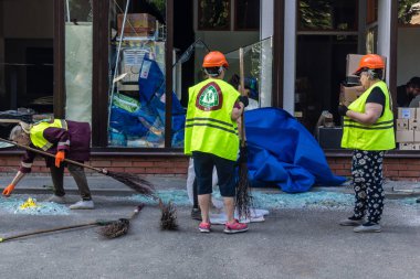 Kharkiv, Ukrayna, 7 Temmuz 2025 Temizlikçiler Kharkiv 'de bir Rus Şaban İHA' sının çarptığı bir bina üzerinde çalışıyorlar. Birçok apartmanın yanması ve pencerelerin tahrip olmasıyla hasar büyük oldu.