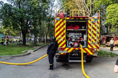 Kharkiv, Ukrayna, 7 Temmuz 2025, Harkiv 'deki hasarlı binanın yakınına park edilmiş itfaiye araçları iki Rus Şaban uçağı tarafından vuruldu. Hasar çok fazlaydı ve birkaç apartman yanmıştı..