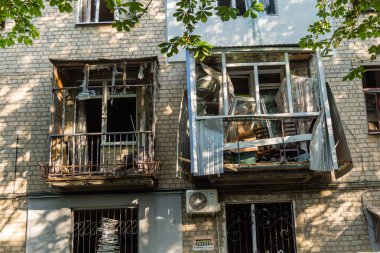 Kharkiv, Ukrayna, 7 Temmuz 2025 Kharkiv 'deki bir binaya iki Rus Şaban uçağı çarpmış. Hasar çok fazlaydı, birkaç daire yandı ve sayısız pencere yıkıldı..