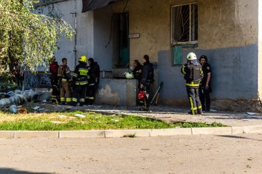 Kharkiv, Ukrayna, 7 Temmuz 2025. İtfaiyeciler, Rus Şaban uçaklarının çarptığı Kharkiv 'deki bir yerleşim yerine gidiyorlar. Birçok apartman yanarken hasar çok büyük..