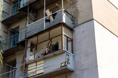 Kharkiv, Ukrayna, 7 Temmuz 2025 Kharkiv 'deki bir binaya iki Rus Şaban uçağı çarpmış. Hasar çok fazlaydı, birkaç daire yandı ve sayısız pencere yıkıldı..