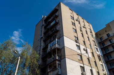 Kharkiv, Ukrayna, 7 Temmuz 2025 Kharkiv 'deki bir binaya iki Rus Şaban uçağı çarpmış. Hasar çok fazlaydı, birkaç daire yandı ve sayısız pencere yıkıldı..