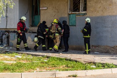 Kharkiv, Ukrayna, 7 Temmuz 2025. İtfaiyeciler, Rus Şaban uçaklarının çarptığı Kharkiv 'deki bir yerleşim yerine gidiyorlar. Birçok apartman yanarken hasar çok büyük..