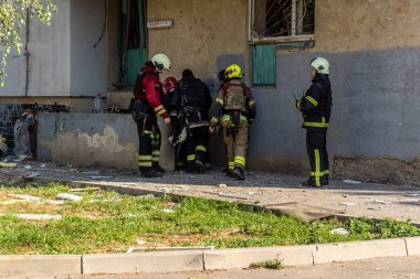 Kharkiv, Ukrayna, 7 Temmuz 2025. İtfaiyeciler, Rus Şaban uçaklarının çarptığı Kharkiv 'deki bir yerleşim yerine gidiyorlar. Birçok apartman yanarken hasar çok büyük..