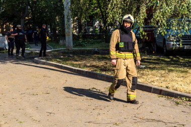 Kharkiv, Ukrayna, 7 Temmuz 2025. İtfaiyeciler, Rus Şaban uçaklarının çarptığı Kharkiv 'deki bir yerleşim yerine gidiyorlar. Birçok apartman yanarken hasar çok büyük..