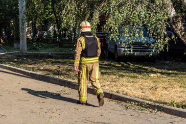 Kharkiv, Ukrayna, 7 Temmuz 2025. İtfaiyeciler, Rus Şaban uçaklarının çarptığı Kharkiv 'deki bir yerleşim yerine gidiyorlar. Birçok apartman yanarken hasar çok büyük..