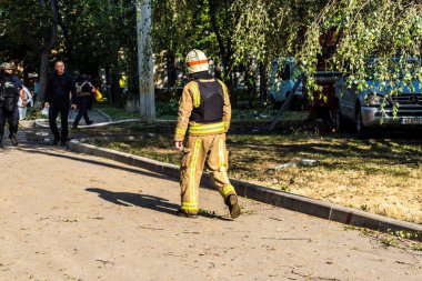 Kharkiv, Ukrayna, 7 Temmuz 2025. İtfaiyeciler, Rus Şaban uçaklarının çarptığı Kharkiv 'deki bir yerleşim yerine gidiyorlar. Birçok apartman yanarken hasar çok büyük..