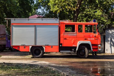 Kharkiv, Ukrayna, 7 Temmuz 2025, Harkiv 'deki hasarlı binanın yakınına park edilmiş itfaiye araçları iki Rus Şaban uçağı tarafından vuruldu. Hasar çok fazlaydı ve birkaç apartman yanmıştı..