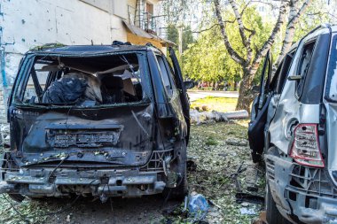 Kharkiv, Ukrayna, 7 Temmuz 2025 'te saldırı yerinde araçlar imha edildi. Harkiv 'deki bir iskan binasına iki Rus İHA' sı çarpmış. Hasar çok büyüktü..