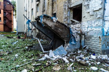 Kharkiv, Ukrayna, 7 Temmuz 2025 Kharkiv 'deki bir binaya iki Rus Şaban uçağı çarpmış. Hasar çok fazlaydı, birkaç daire yandı ve sayısız pencere yıkıldı..