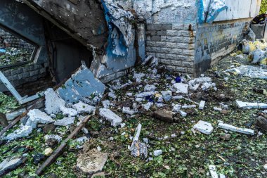 Kharkiv, Ukrayna, 7 Temmuz 2025 Kharkiv 'deki bir binaya iki Rus Şaban uçağı çarpmış. Hasar çok fazlaydı, birkaç daire yandı ve sayısız pencere yıkıldı..