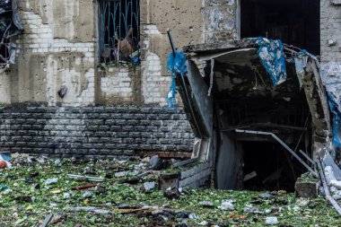 Kharkiv, Ukrayna, 7 Temmuz 2025 Kharkiv 'deki bir binaya iki Rus Şaban uçağı çarpmış. Hasar çok fazlaydı, birkaç daire yandı ve sayısız pencere yıkıldı..