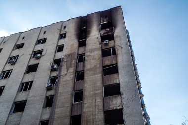 Kharkiv, Ukrayna, 7 Temmuz 2025 Kharkiv 'deki bir binaya iki Rus Şaban uçağı çarpmış. Hasar çok fazlaydı, birkaç daire yandı ve sayısız pencere yıkıldı..