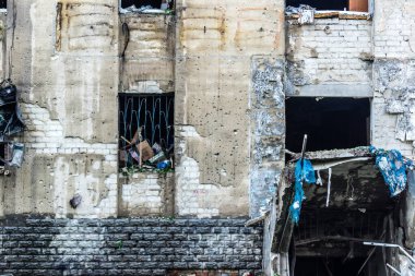 Kharkiv, Ukrayna, 7 Temmuz 2025 Kharkiv 'deki bir binaya iki Rus Şaban uçağı çarpmış. Hasar çok fazlaydı, birkaç daire yandı ve sayısız pencere yıkıldı..