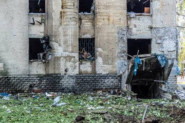 Kharkiv, Ukrayna, 7 Temmuz 2025 Kharkiv 'deki bir binaya iki Rus Şaban uçağı çarpmış. Hasar çok fazlaydı, birkaç daire yandı ve sayısız pencere yıkıldı..