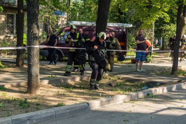 Kharkiv, Ukrayna, 7 Temmuz 2025. İtfaiyeciler, Rus Şaban uçaklarının çarptığı Kharkiv 'deki bir yerleşim yerine gidiyorlar. Birçok apartman yanarken hasar çok büyük..