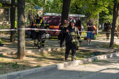 Kharkiv, Ukrayna, 7 Temmuz 2025. İtfaiyeciler, Rus Şaban uçaklarının çarptığı Kharkiv 'deki bir yerleşim yerine gidiyorlar. Birçok apartman yanarken hasar çok büyük..