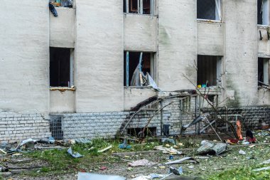 Kharkiv, Ukrayna, 7 Temmuz 2025 Kharkiv 'deki bir binaya iki Rus Şaban uçağı çarpmış. Hasar çok fazlaydı, birkaç daire yandı ve sayısız pencere yıkıldı..