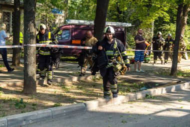 Kharkiv, Ukrayna, 7 Temmuz 2025. İtfaiyeciler, Rus Şaban uçaklarının çarptığı Kharkiv 'deki bir yerleşim yerine gidiyorlar. Birçok apartman yanarken hasar çok büyük..