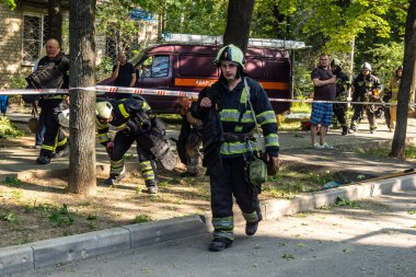 Kharkiv, Ukrayna, 7 Temmuz 2025. İtfaiyeciler, Rus Şaban uçaklarının çarptığı Kharkiv 'deki bir yerleşim yerine gidiyorlar. Birçok apartman yanarken hasar çok büyük..