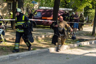 Kharkiv, Ukrayna, 7 Temmuz 2025. İtfaiyeciler, Rus Şaban uçaklarının çarptığı Kharkiv 'deki bir yerleşim yerine gidiyorlar. Birçok apartman yanarken hasar çok büyük..