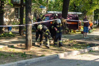 Kharkiv, Ukrayna, 7 Temmuz 2025. İtfaiyeciler, Rus Şaban uçaklarının çarptığı Kharkiv 'deki bir yerleşim yerine gidiyorlar. Birçok apartman yanarken hasar çok büyük..