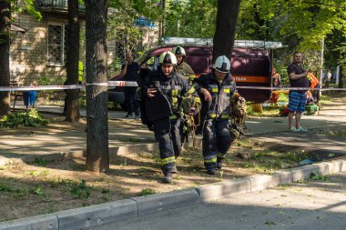 Kharkiv, Ukrayna, 7 Temmuz 2025. İtfaiyeciler, Rus Şaban uçaklarının çarptığı Kharkiv 'deki bir yerleşim yerine gidiyorlar. Birçok apartman yanarken hasar çok büyük..