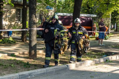 Kharkiv, Ukrayna, 7 Temmuz 2025. İtfaiyeciler, Rus Şaban uçaklarının çarptığı Kharkiv 'deki bir yerleşim yerine gidiyorlar. Birçok apartman yanarken hasar çok büyük..