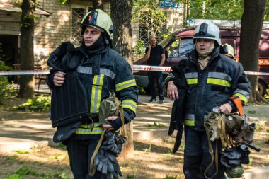 Kharkiv, Ukrayna, 7 Temmuz 2025. İtfaiyeciler, Rus Şaban uçaklarının çarptığı Kharkiv 'deki bir yerleşim yerine gidiyorlar. Birçok apartman yanarken hasar çok büyük..