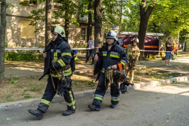 Kharkiv, Ukrayna, 7 Temmuz 2025. İtfaiyeciler, Rus Şaban uçaklarının çarptığı Kharkiv 'deki bir yerleşim yerine gidiyorlar. Birçok apartman yanarken hasar çok büyük..