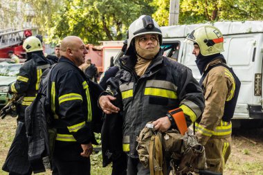 Kharkiv, Ukrayna, 7 Temmuz 2025. İtfaiyeciler, Rus Şaban uçaklarının çarptığı Kharkiv 'deki bir yerleşim yerine gidiyorlar. Birçok apartman yanarken hasar çok büyük..