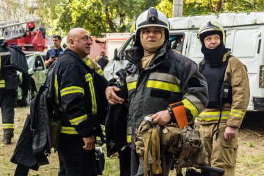 Kharkiv, Ukrayna, 7 Temmuz 2025. İtfaiyeciler, Rus Şaban uçaklarının çarptığı Kharkiv 'deki bir yerleşim yerine gidiyorlar. Birçok apartman yanarken hasar çok büyük..