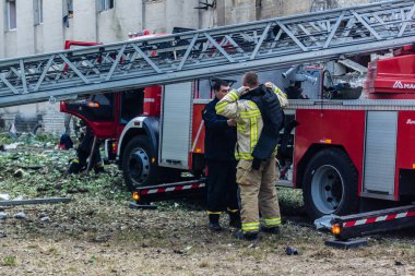 Kharkiv, Ukrayna, 7 Temmuz 2025. İtfaiyeciler, Rus Şaban uçaklarının çarptığı Kharkiv 'deki bir yerleşim yerine gidiyorlar. Birçok apartman yanarken hasar çok büyük..