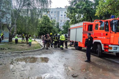 Kharkiv, Ukrayna, 7 Temmuz 2025. İtfaiyeciler, Rus Şaban uçaklarının çarptığı Kharkiv 'deki bir yerleşim yerine gidiyorlar. Birçok apartman yanarken hasar çok büyük..
