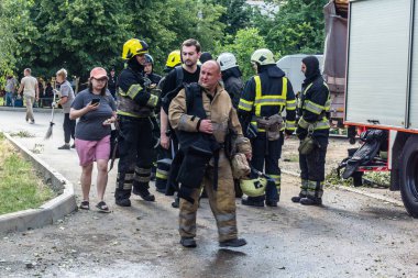 Kharkiv, Ukrayna, 7 Temmuz 2025. İtfaiyeciler, Rus Şaban uçaklarının çarptığı Kharkiv 'deki bir yerleşim yerine gidiyorlar. Birçok apartman yanarken hasar çok büyük..