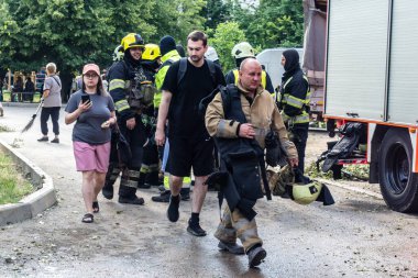 Kharkiv, Ukrayna, 7 Temmuz 2025. İtfaiyeciler, Rus Şaban uçaklarının çarptığı Kharkiv 'deki bir yerleşim yerine gidiyorlar. Birçok apartman yanarken hasar çok büyük..
