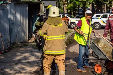 Kharkiv, Ukrayna, 7 Temmuz 2025. İtfaiyeciler, Rus Şaban uçaklarının çarptığı Kharkiv 'deki bir yerleşim yerine gidiyorlar. Birçok apartman yanarken hasar çok büyük..